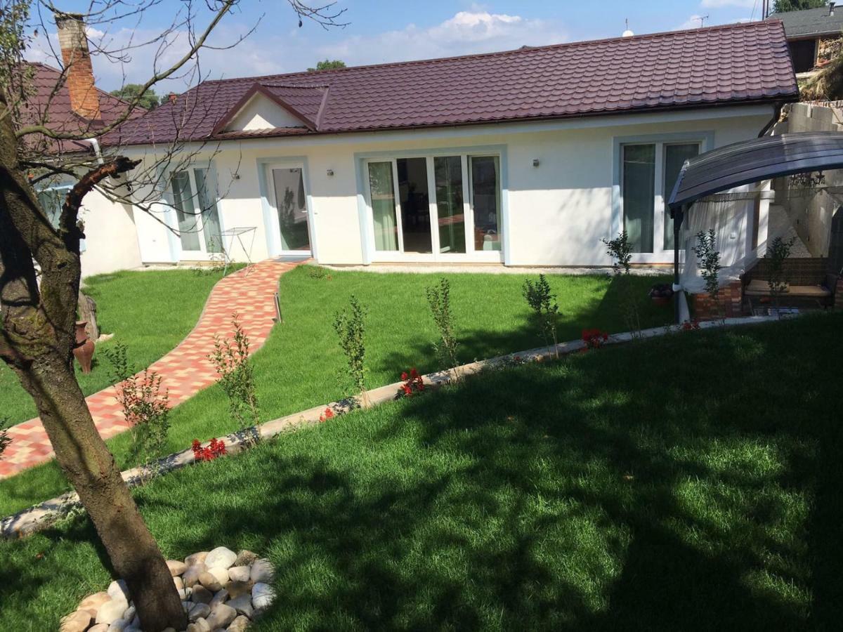 Pension Julia Banka Екстериор снимка
